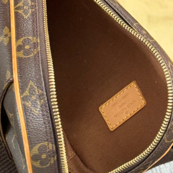 Authentic Louis Vuitton belt bum bag. Great condition monogram - Picture 4 of 11